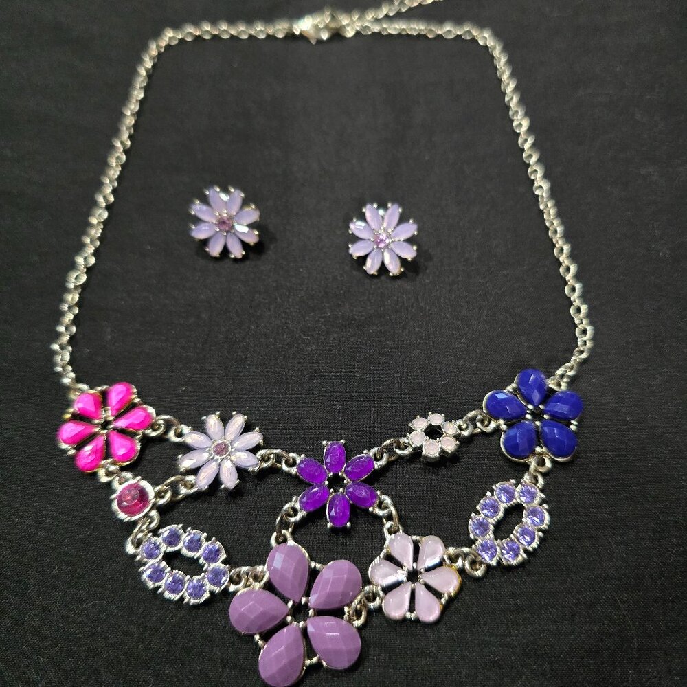 AVON Necklace and Earrings set